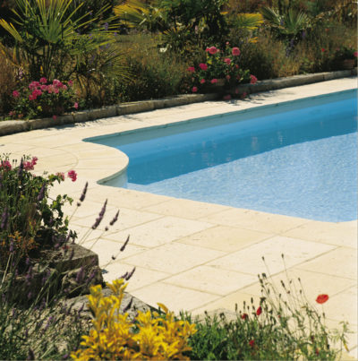 ambiance-abbaye-piscine