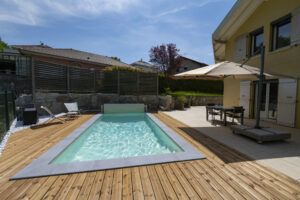 Vue d'ensemble d'un kit piscine Alkern posé.